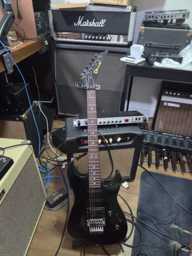 guitarra charvel 