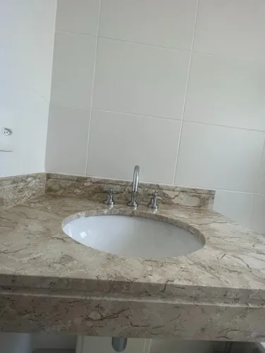 Pedra Travertino Bege Bahia para banheiro com cuba 