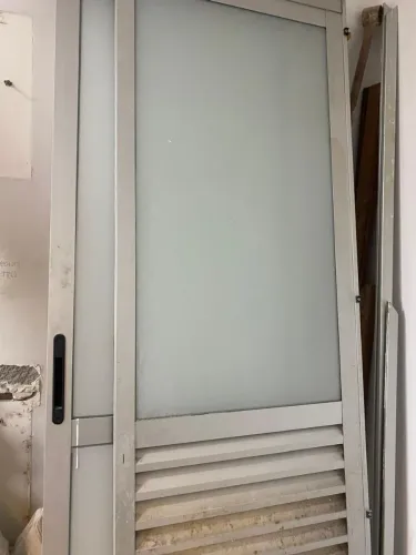 Porta de Correr com Vidro e Veneziana