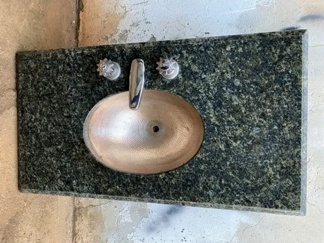 Bancada de Banheiro em Granito Verde Ubatuba com Cuba Inox