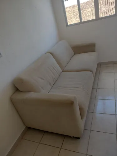 Sofá 2 lugares em tecido bege super confortável