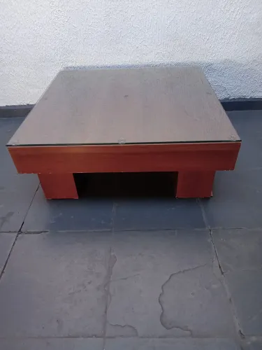 Mesa de centro de madeira com tampo de vidro temperado