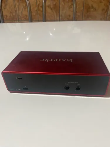 Placa de Áudio Focusrite Scarlett 2I2 Terceira Geração + Microfone MXL 990