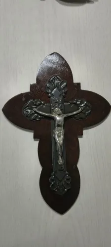 Cruz antiga em madeira pinheiro preto