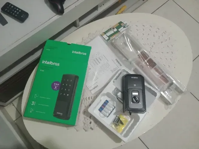 Fechadura eletrônica e puxador 