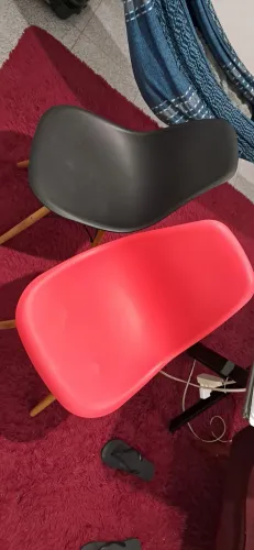 2 Cadeiras modelo eames eiffel