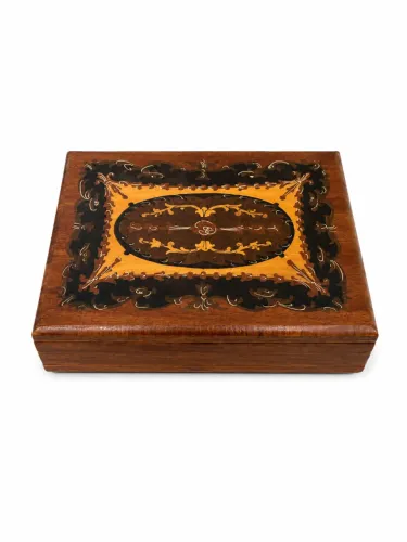 Caixa Antiga em Madeira com Marchetaria Decorativa