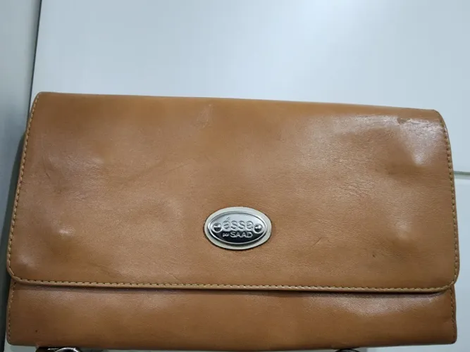Bolsa de mão em couro mostarda da Saad
