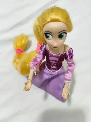 Boneca Rapunzel toda articulada original 