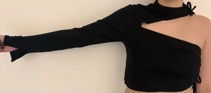 Blusa feminina de uma manga só preta