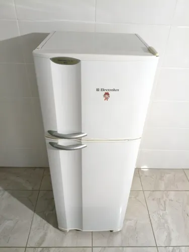 Geladeira Eletrolux Frost Free 260 litros biplex, funcionando perfeitamente.