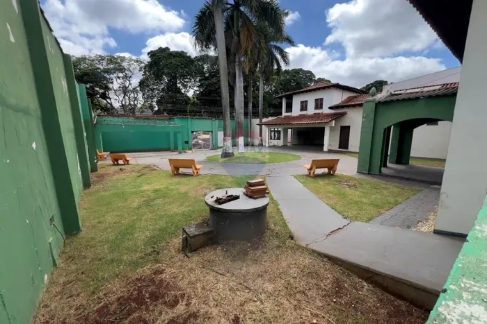 Alugo casa térrea comercial, na Avenida Carlos Consoni entre Presidente Vargas e João Fius