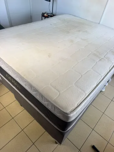 Vendo cama queen size (usada porém em bom estado)