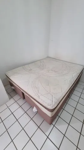 Cama Box Queen Size à Venda