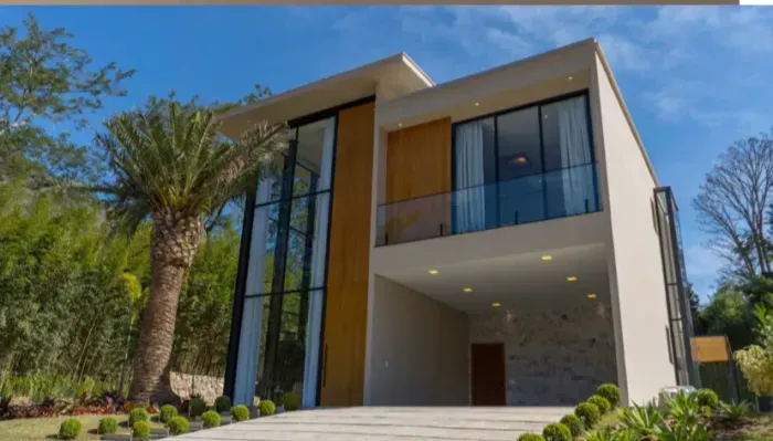 Casa à venda em condomínio fechado, Araras, Petrópolis RJ, com 4 suítes e lazer privativo.