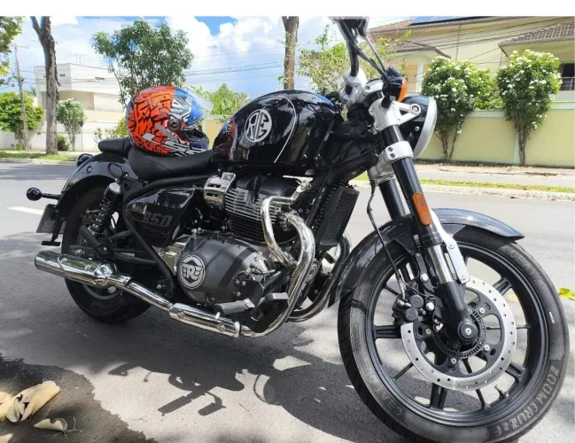 SUPER METEOR 650 PRETA