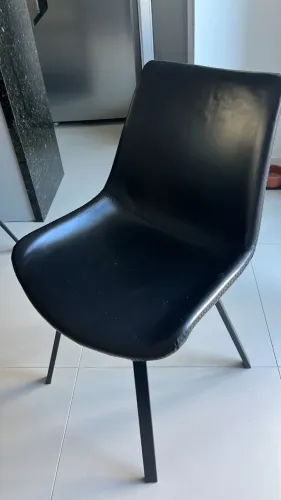 Conjunto 4 cadeiras giratórias pretas em couro e pés em metalon