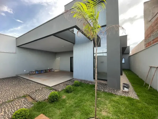 Casa à venda com cômodos amplos, quintal, espaço gourmet e 3 quartos em Rio Verde - GO