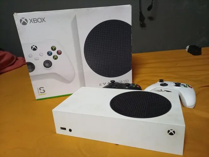 Xbox série s 1TB + 2 CONTROLES