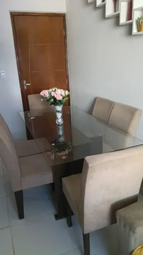 Mesa com 6 cadeiras pra vender ligeiro 400 pra botar preço