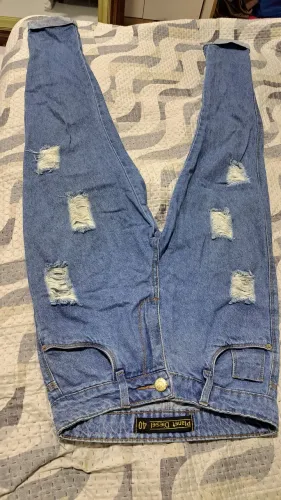 Vendo calça Jeans por 50 reias para vender logo, aceito negociar 
