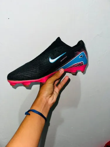 Chuteira nike, original tamanho 39.5 bom estado 