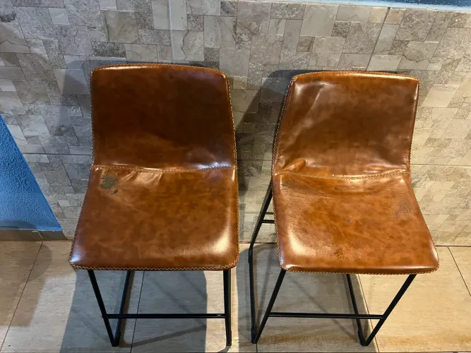 2 banquetas altas super confortáveis - necessita trocar o estofado vide fotos