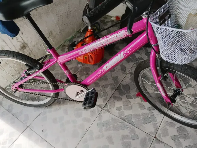 BICICLETA INFANTIL LINDA CONSERVADA COMPLETA COM RODINHAS