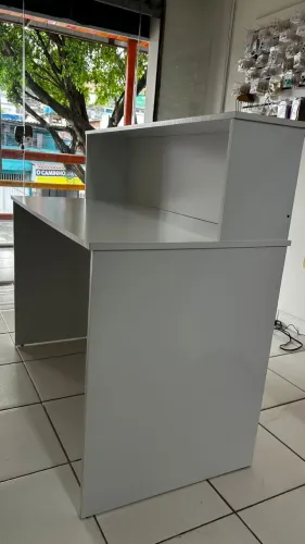 Balcão para recepção com prateleira 