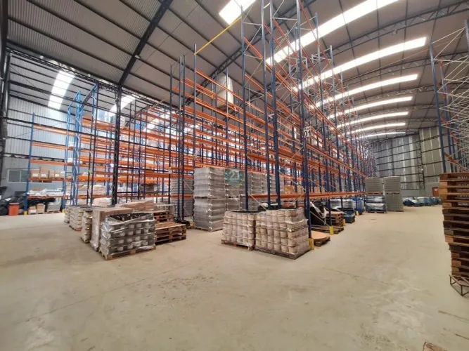 Alugo Galpão Industrial de Alto Padrão em Palhoça-SC, Alto Aririú: 10 Salas, 07 Banheiros,
