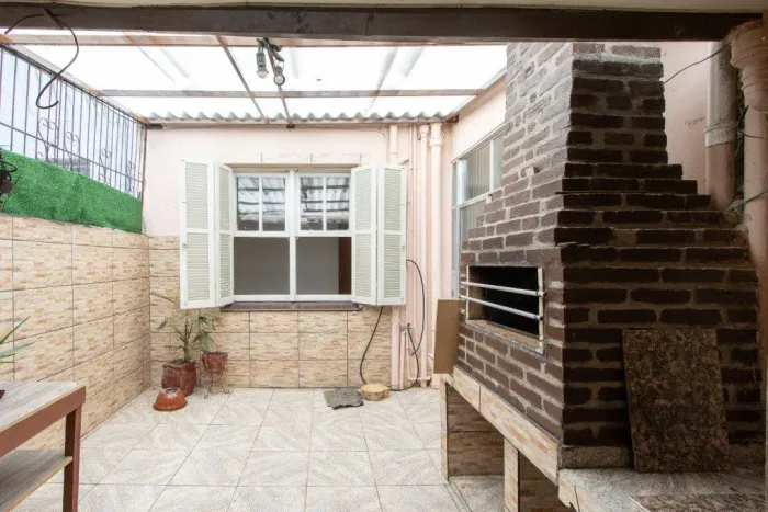 Apartamento térreo, com pátio, 2 quartos - Bairro Menino Deus