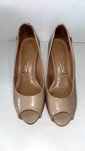 Sandália Vizzano Bege em Verniz Peep Toe com Salto Médio