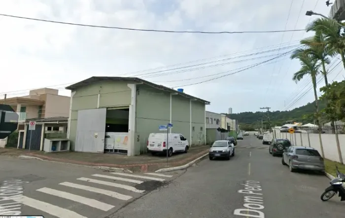 GALPÃO OPORTUNIDADE ÚNICA COM 240M², EM EXC. LOCALIZAÇÃO VENHA CONHECER E EMPREENDER AQUI!
