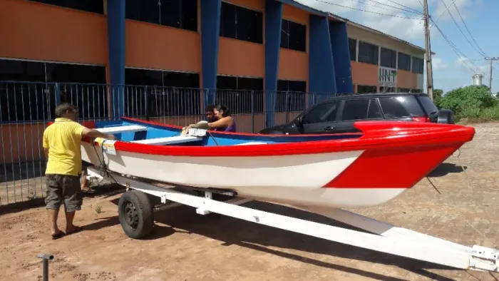 Barco em fibra de vidro NOVO (sob encomenda) 5,76 x 1,51 m