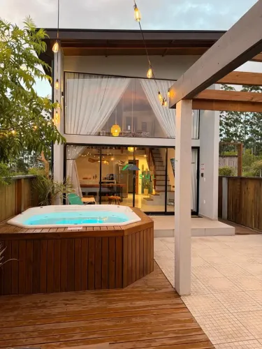 Casa Mobiliada com Jacuzzi para locação anual em Ibiraquera Imbituba SC