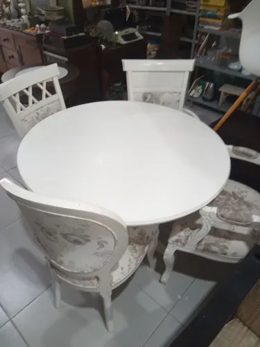 Jogo de Mesa Redonda Branca com 4 Cadeiras Estofadas Floral