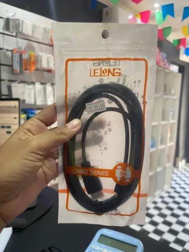 cabo transmissor da marca Lelong que possui um conector HDMI macho Micro USB (V8) 