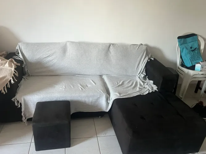 Vendo sofá em L de cor preta sem marcas de uso