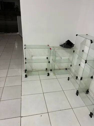 PRATILEIRAS DE VIDROS E VITRINE 500 Reais