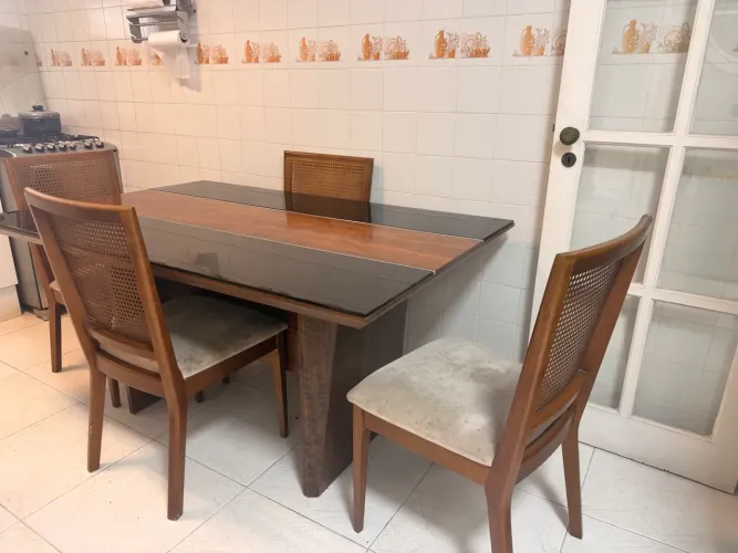 Mesa de madeira com jogo de 4 cadeiras