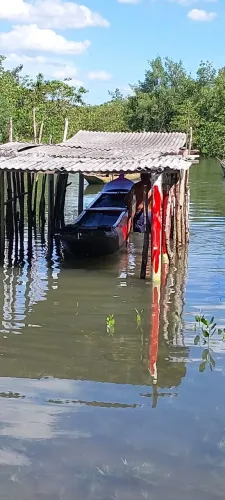 Vendo canoa de fibra com 9 metros de comprimento