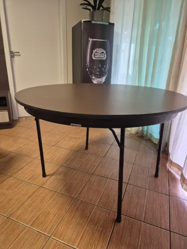Vendo mesa redonda com pés dobrável