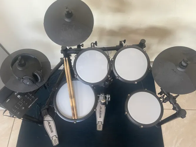 Bateria eletrônica Alesis nitro max
