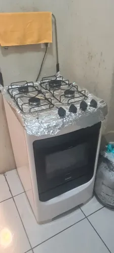 Fogão,cama,armário de cozinha,mesa e cadeiras