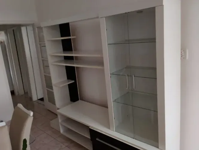Estante de sala com espaço para TV de 50", portas de vidro, gavetas, prateleiras