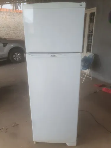 Geladeira funcionando perfeitamente em bom estado faço entrega