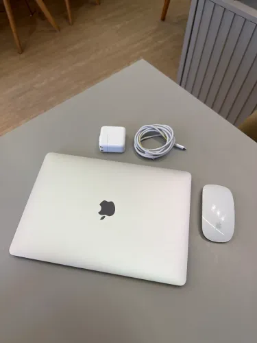 MacBook m1 com Touch ID e mouse Apple