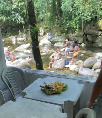Bar completo em frente a cachoeira