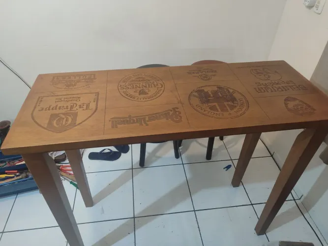 Bancada de madeira com 5 banquetas