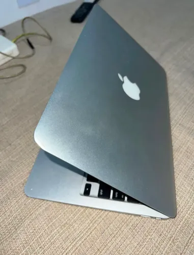 Vendo MacBook Air de 13 polegadas em bom estado de conservação, ideal para estudos